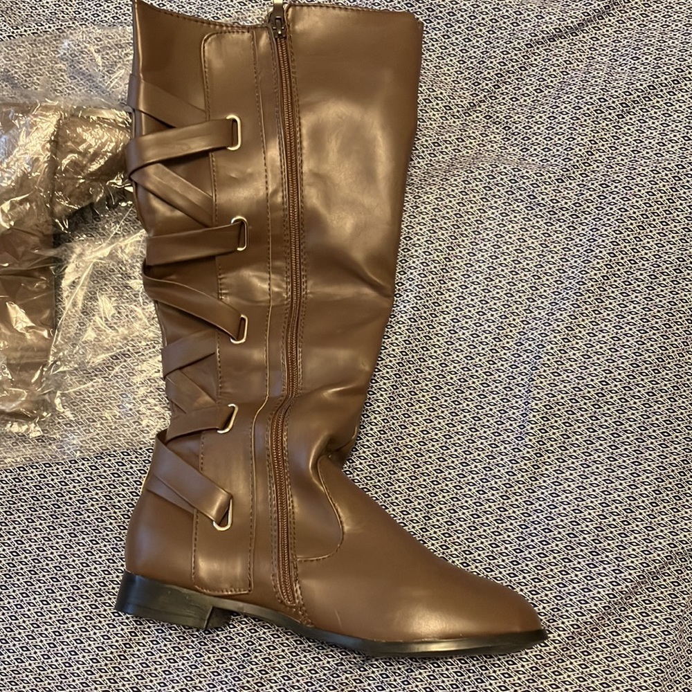 NEW IN ORIGINAL PACKING Women Boot 10. Knee Length. Lt Brown. Packable